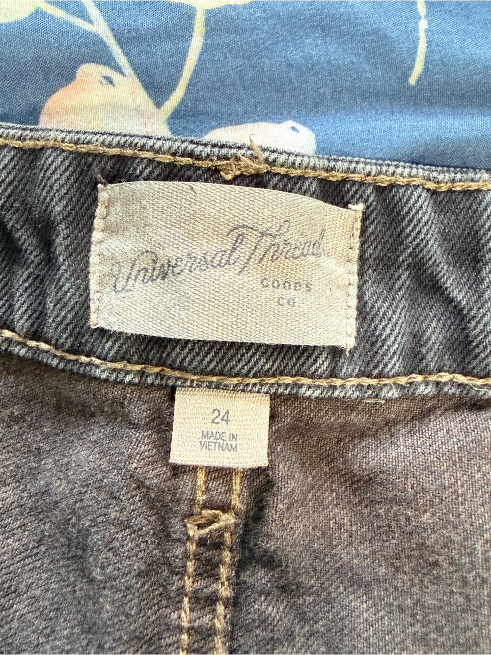 Universal Thread Dark Indigo Frayed Hem Denim Shorts Plus Size 24W - Picture 6 of 9